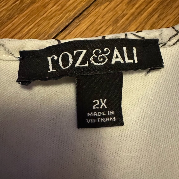 Roz & Ali Black and White Floral Blouse - Picture 2 of 3